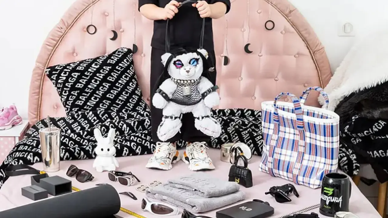 Foto boneka di iklan anak Balenciaga disebut bernuansa BDSM.