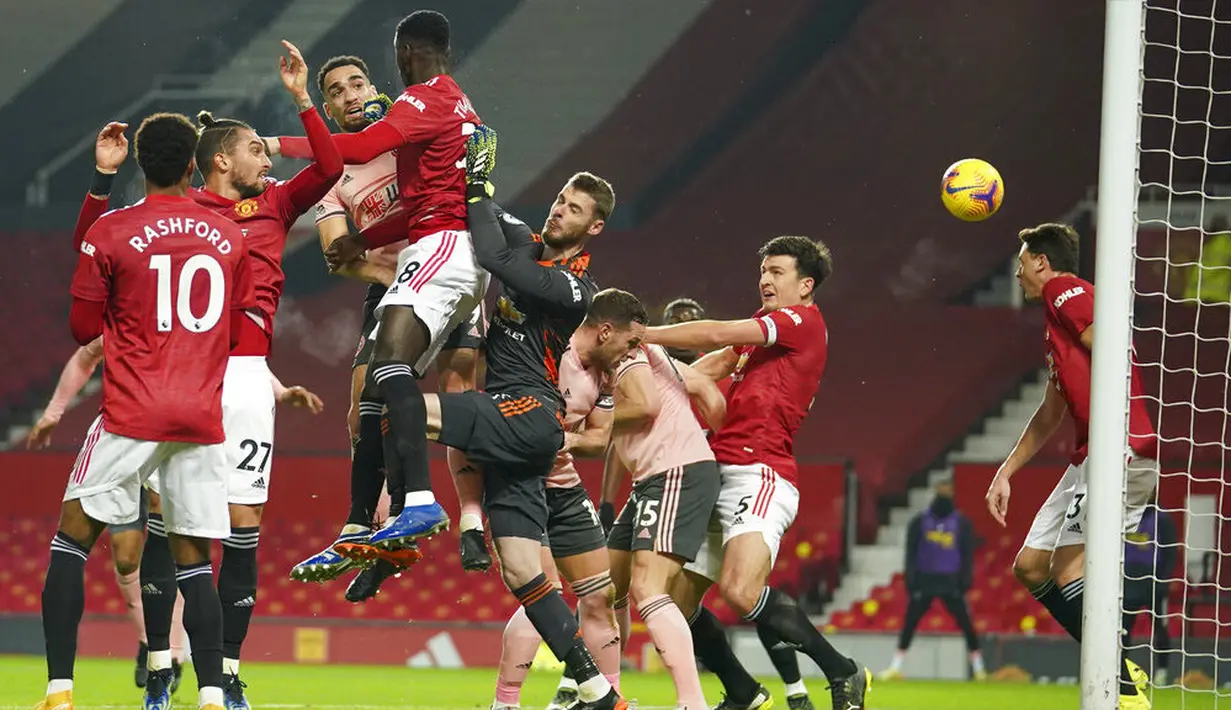 Pemain Sheffield United, Kean Bryan, mencetak gol ke gawang Manchester United pada laga Liga Inggris di Stadion Old Trafford,  Kamis (28/1/2021). MU takluk dengan  skor 1-2. (AP/Dave Thompson,Pool)
