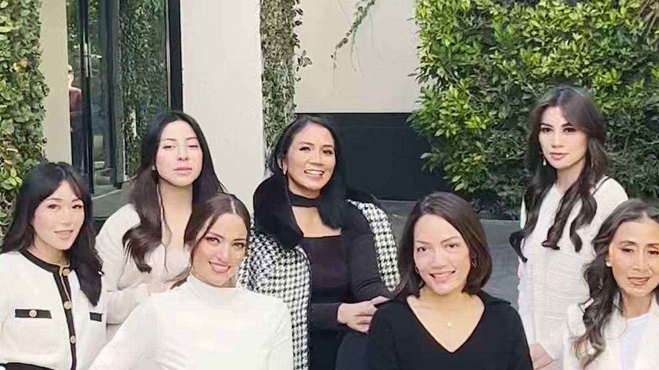 2. Nia tampil anggun dengan busana putih dan gaya rambut yang klasik.