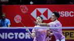 Pebulu tangkis ganda campuran Indonesia, Felisha Alberta Pasaribu/Jafar Hidayatullah berusaha mengembalikan kok ke arah pasangan Malaysia, Wong Tien Ci/Lim Chiew Sien dalam laga 32 besar Indonesia Open 2025 di Istora Senayan, Jakarta, Selasa (03/06/2025). (Bola.com/Bagaskara Lazuardi)