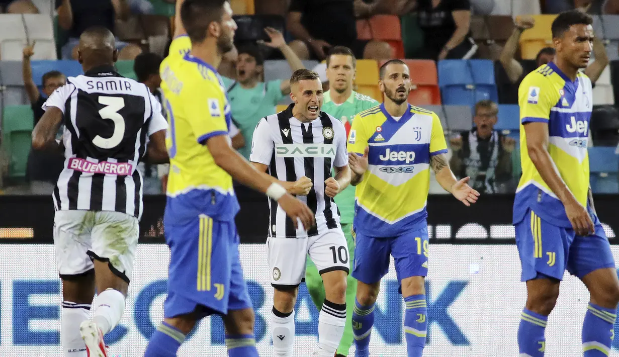 Juventus bernasib sial di laga perdana Liga Italia musim ini saat ditahan imbang 2-2 tuan rumah Udinese, Minggu (22/8/2021). Unggul 2 gol di babak pertama, kiper Wojciech Szczesny menjadi biang kegagalan dengan 2 blundernya hingga laga berakhir imbang. (Foto: LaPresse via AP/Andrea Bressanutti)