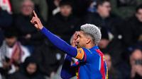 Pemain Barcelona, Ronald Araujo, merayakan gol kedua timnya dalam pertandingan perempat final Copa del Rey antara Albacete dan Barcelona di Spanyol, Rabu (4/2/2026) dini hari WIB. (AP Photo/Manu Fernandez)