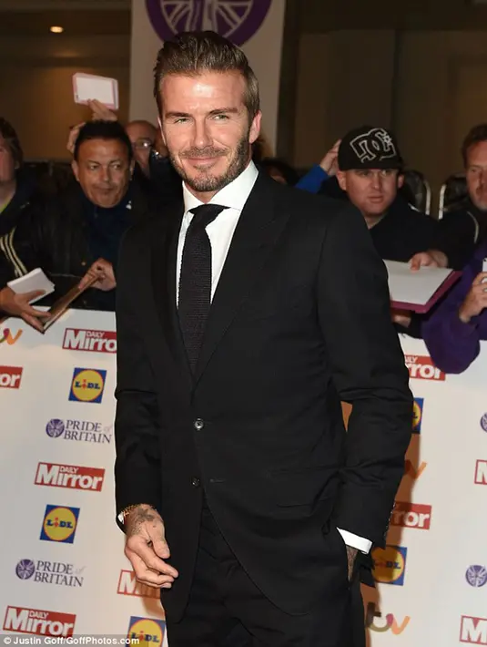 Suami Victoria Beckham ini tidak hanya tampil memukau karena setelan jas yang dipakainya, ia pun tidak lupa menyisir rambutnya dengan rapi. (via dailymail.co.uk)