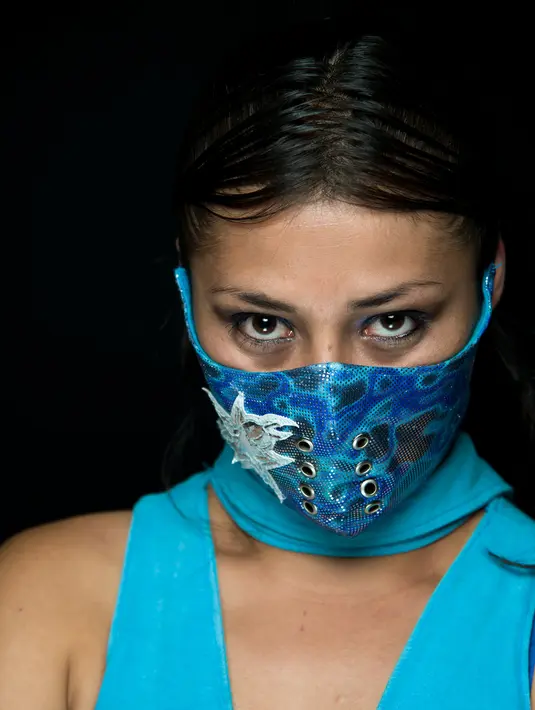 Ekspresi pegulat wanita Lilly Star saat di foto dalam sesi pemotretan di Ciudad Nezahualcoyotl, Meksiko (7/12). Banyak kaum perempuan yang menggeluti olahraga keras tersebut sejak usia dini. (AFP Photo/Omar Torres)