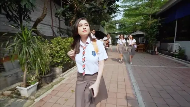 Sudah Kepala Tiga, Ini 7 Gaya Amanda Rigby Jadi Anak Sekolahan yang Menawan
