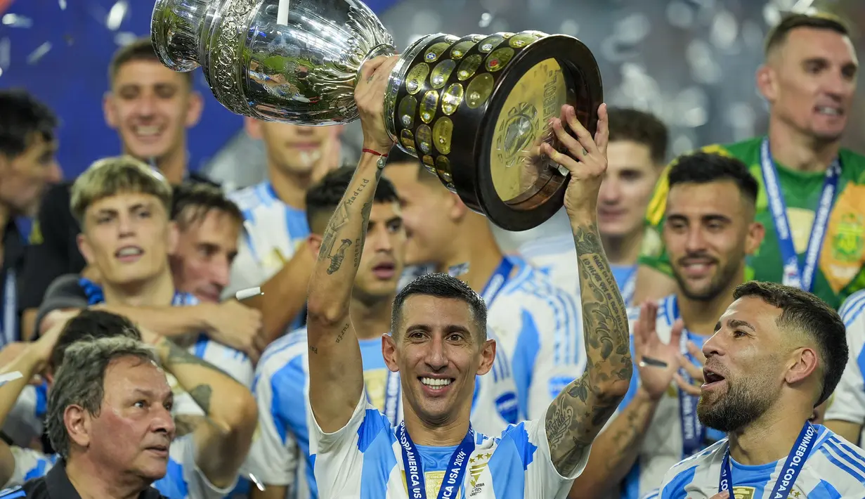 Pemain Argentina, Angel Di Maria mengangkat trofi Copa America 2024 setelah memenangkan laga final melawan Kolombia di Hard Rock Stadium, Miami, Florida, Senin (15/07/2024) WIB. (AP Photo/Rebecca Blackwell)