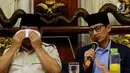 Pasangan bakal calon presiden dan wakil presiden Prabowo Subianto dan Sandiaga Uno mengkritisi kondisi ekonomi dan pelemahan nilai tukar rupiah terhadap dolar Amerika Serikat (AS) di Jalan Kertanegara, Jakarta, Jumat (7/9). (Liputan6.com/Johan Tallo)