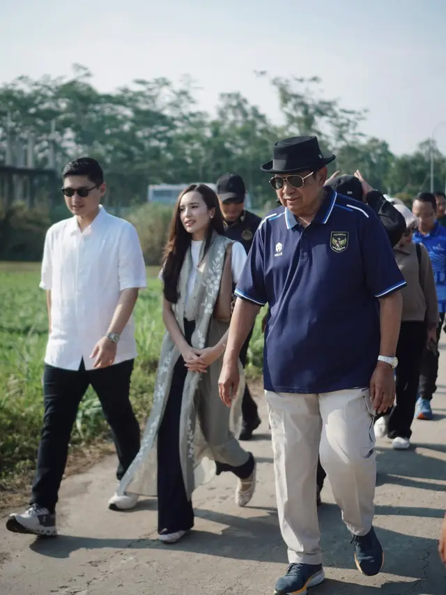 Gaya Casual Lace Beby Tsabina Dampingi Suami Kunjungi SBY ke Pacitan, Ikut Mancing Sampai Melukis