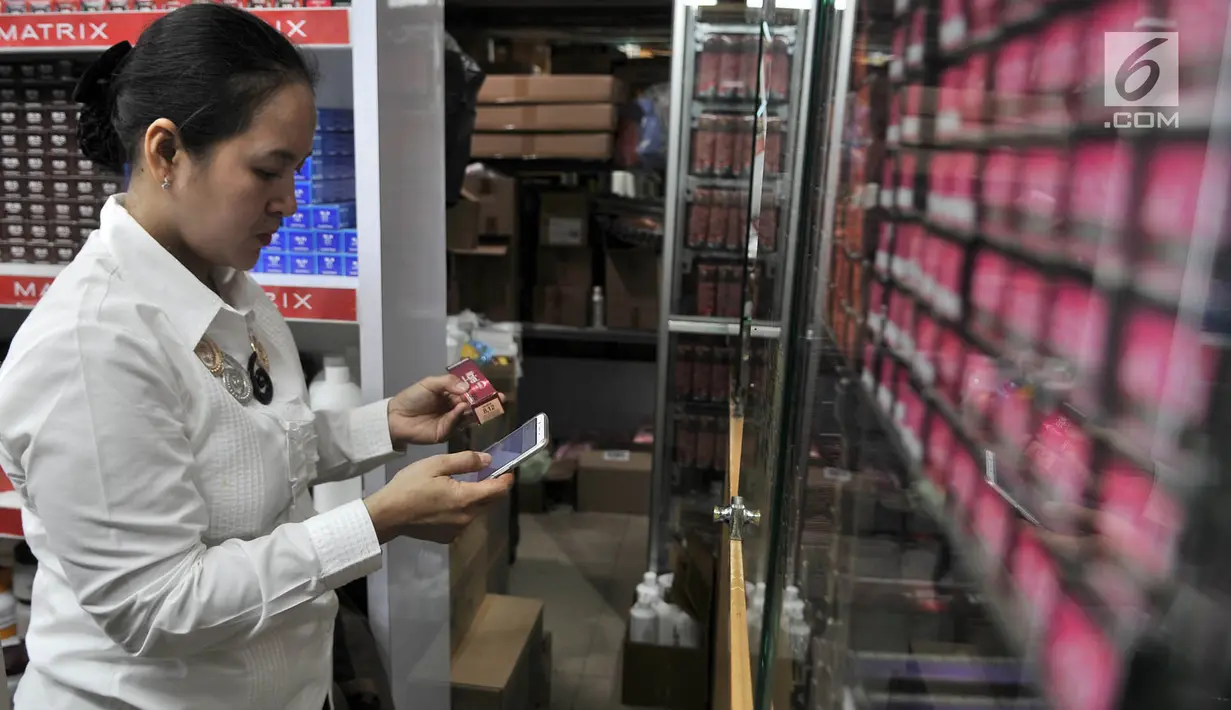Petugas memeriksa kosmetik saat melakukan razia di pertokoan Pasar Baru, Jakarta, Rabu (12/12). Razia tersebut guna mencegah peredaran produk kosmetik yang tidak dilengkapi surat izin dan kedaluwarsa. (Merdeka.com/Iqbal S. Nugroho)
