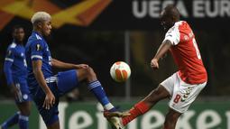 Bek Leicester City, Wesley Fofana (kiri), berebut bola dengan gelandang SC Braga, Al-Motasim Al-Musrati dalam laga lanjutan Liga Europa 2020/21 Grup G di Braga Municipal Stadium, Braga, Kamis (26/11/2020) waktu setempat. Leicester City bermain imbang 3-3 dengan SC Braga (AFP/Miguel Riopa)