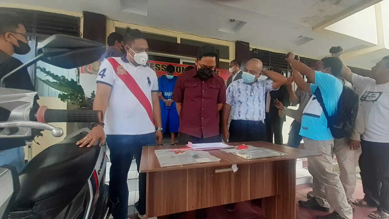 Kasat Reskrim Polres Gorontalo Kota, Iptu Muhammad Nauval Seno saat menggelar Konfrensi Pers (Arfandi Ibrahim/Liputan6.com)