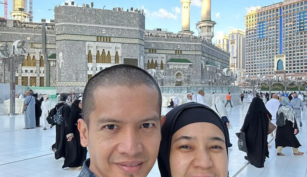 Pasangan yang sudah 14 tahun menikah itu juga tampak romantis dan makin mesra di Tanah Suci. Keduanya masih tampak seperti pacaran. [Instagram/dhiniaminarti/dimasseto_1]