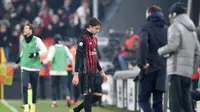 Gelandang AC Milan, Manuel Locatelli meninggalkan lapangan Juventus Stadium setelah mendapat kartu merah kala bersua Juventus, pada perempatfinal Coppa Italia 2016-2017, Kamis (26/1/2017) dini hari WIB.  (EPA/Alessandro Di Marco)