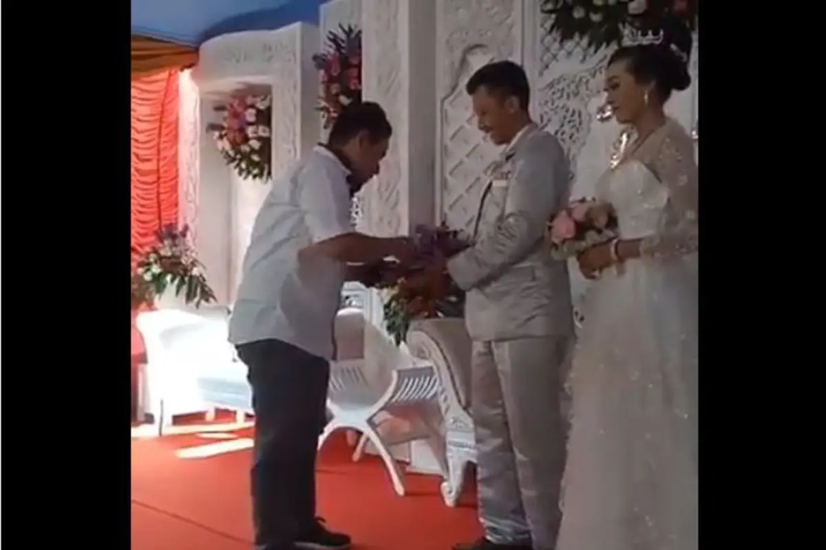 [Bintang] Pengantin Ini Sediakan Mesin Gesek ATM Buat Para Tamunya