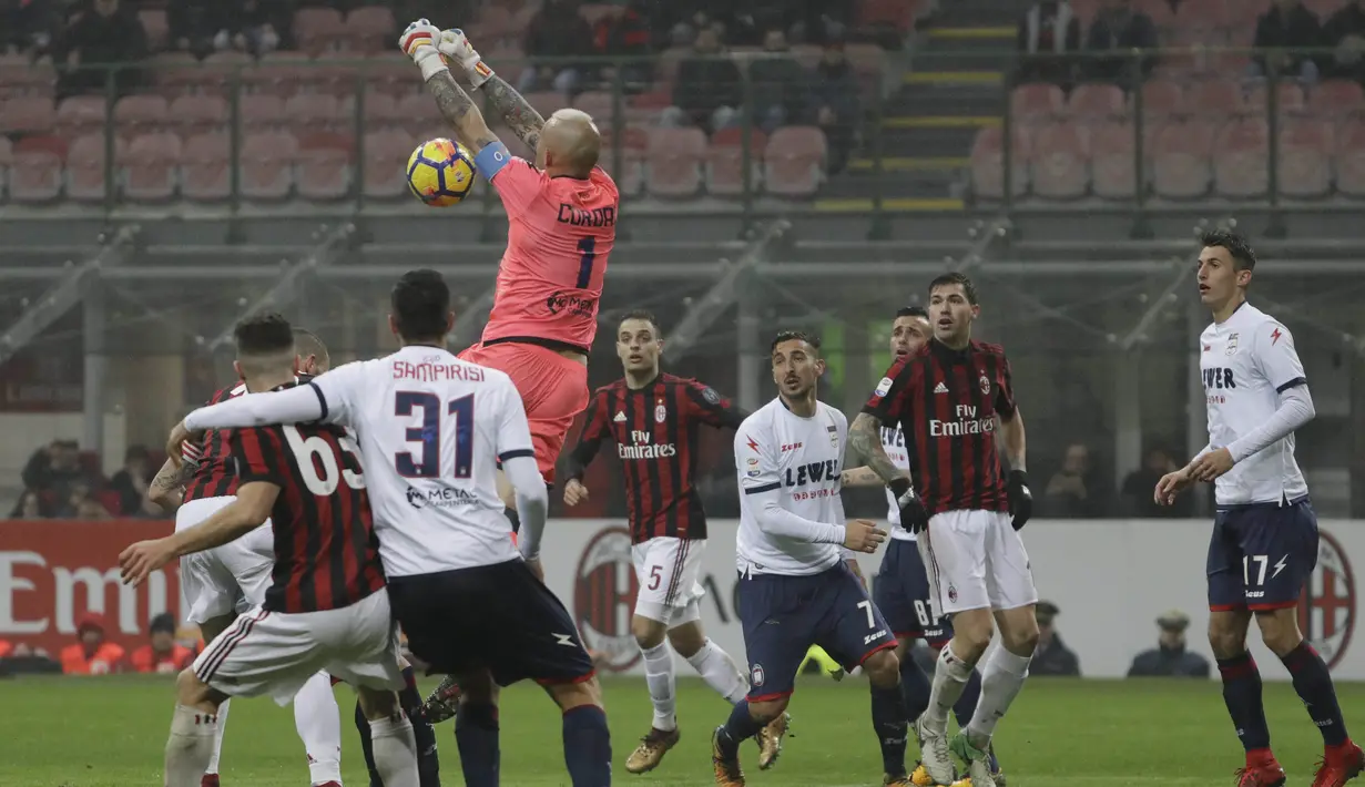Kiper Crotone, Cordaz, berusaha menghalau sundulan Leonardo Bonucci pada laga Serie A di Stadion San Siro, Milan, Sabtu (6/1/2018). AC Milan menang 1-0 atas Crotone. (AP/Luca Bruno)