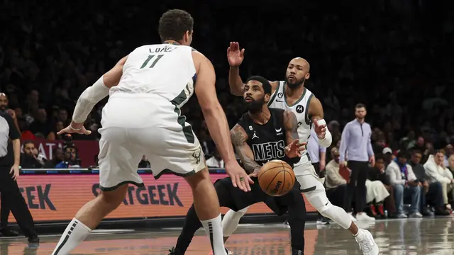 Aksi pemain Nets Kyrie Irving saat melawan Bucks di lanjutan NBA 2022/2023