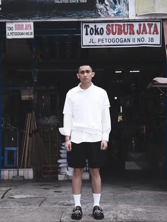 <p>Siluet yang tersedia mengutamakan kenyamanan dan serba longgar. Dengan menggunakan bahan seperti denim, nilon, dan katun, setiap item dalam koleksi ini mencerminkan fleksibilitas dan fungsionalitas, menyatu dengan sempurna dalam gaya sehari-hari.[ foto dok Sonderlab ]</p>