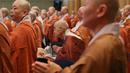 Biksu wanita berdoa selama Konferensi Perdamaian Bhikkhuni Buddha Dunia di Seoul, Korea Selatan (12/4). Mereka melakukan doa untuk persatuan Korea Utara dan Korea Selatan. (AP Photo / Ahn Young-joon)