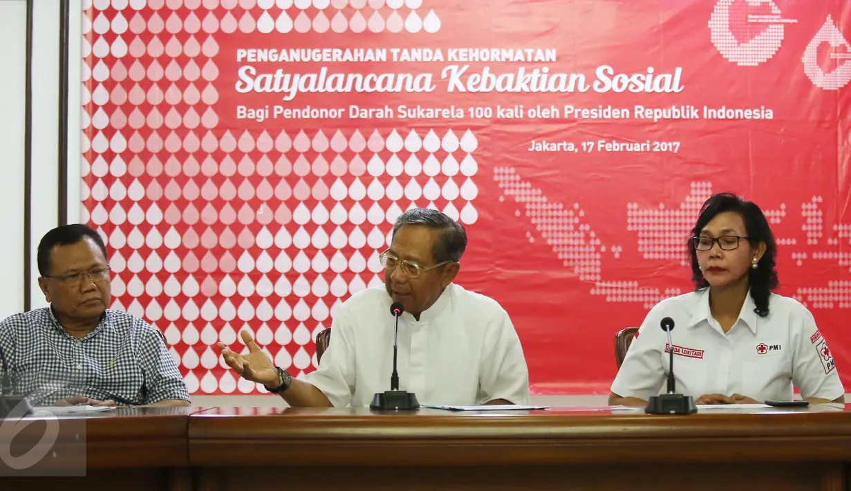 Pelaksana Harian Ketua Umum Palang Merah Indonesia Ginandjar Kartasasmita (tengah) didampingi Pengurus Pusat PMI Bidang Unit Transfusi Darah Linda Lukitari Waseso (kanan) saat mengelar jumpa pers di Jakarta, Jumat (17/2). (Liputan6.com/Angga Yuniar)