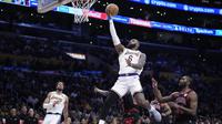 LeBron James beraksi saat Lakers melawan Bulls di lanjutan NBA (AP)