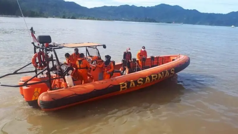 Tim SAR Kota Padang melakukan pencarian terhadapa korban kapal nelayan yang karam di Perairan Kota Padang.