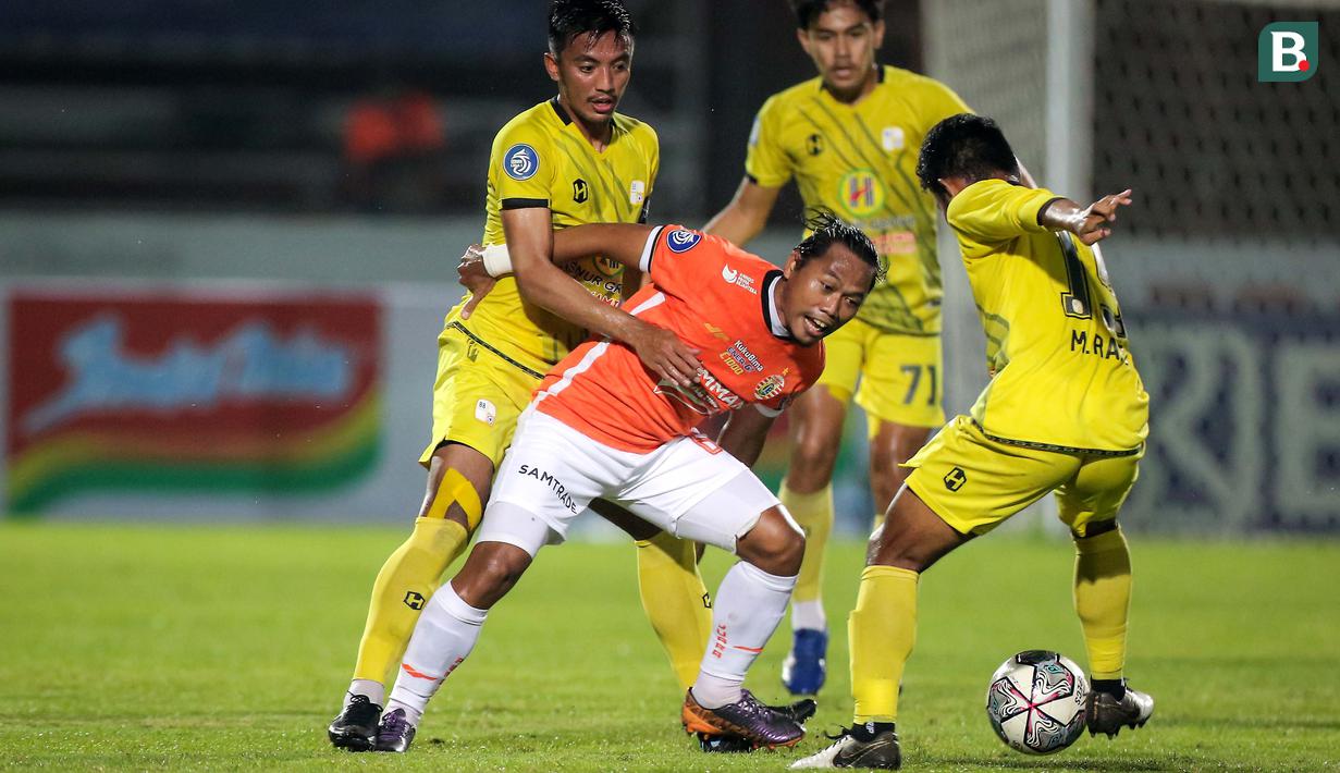Persija Jakarta semakin agresif menekan lini pertahanan Barito Putera. Namun, hingga turun minum tak ada gol tambahan sehingga skor bertahan 1-1. (Bola.com/Bagaskara Lazuardi)