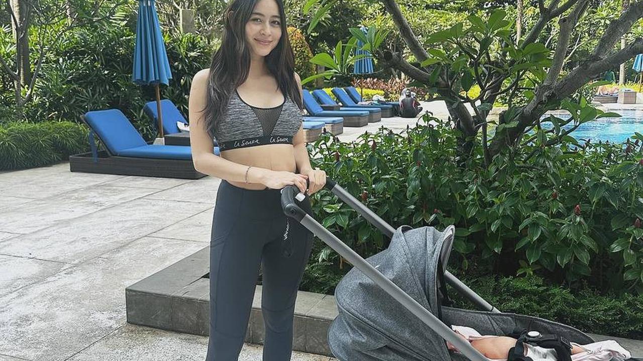Dalam beberapa foto, perhatian netizen sering teralihkan oleh perut Laura Theux yang terlihat jelas bekas operasi caesarnya.<br>
