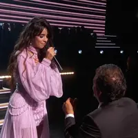 Camila Cabello sukses membuat suasana Grammy Awards ke-62 menjadi syahdu. Tampil anggun dengan gaun pinknya, ia mempersembahkan lagunya yang berjudul ‘First Man’ untuk laki-laki yang paling dicintainya, yakni sang ayah, Alejandro. (Instagram/camila_cabello)