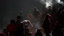 Sejumlah umat Hindu Nepal berdoa bersama festival Swasthani Bratakatha di Nepal , (19/2). Mereka berkeliling kuil dan mandi di sungai-sungai suci untuk berdoa. (REUTERS / Navesh Chitrakar)