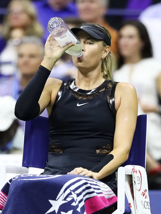 Petenis Rusia Maria Sharapova beristirahat saat bertanding melawan Sofia Kenin dari AS saat pertandingan Tunggal Wanita Terbuka 2017 di ASTA Billie Jean King National Tennis Center di New York (1/9). Sharapova menang 7-5 6-2. (AFP Photo/Jewel Samad)