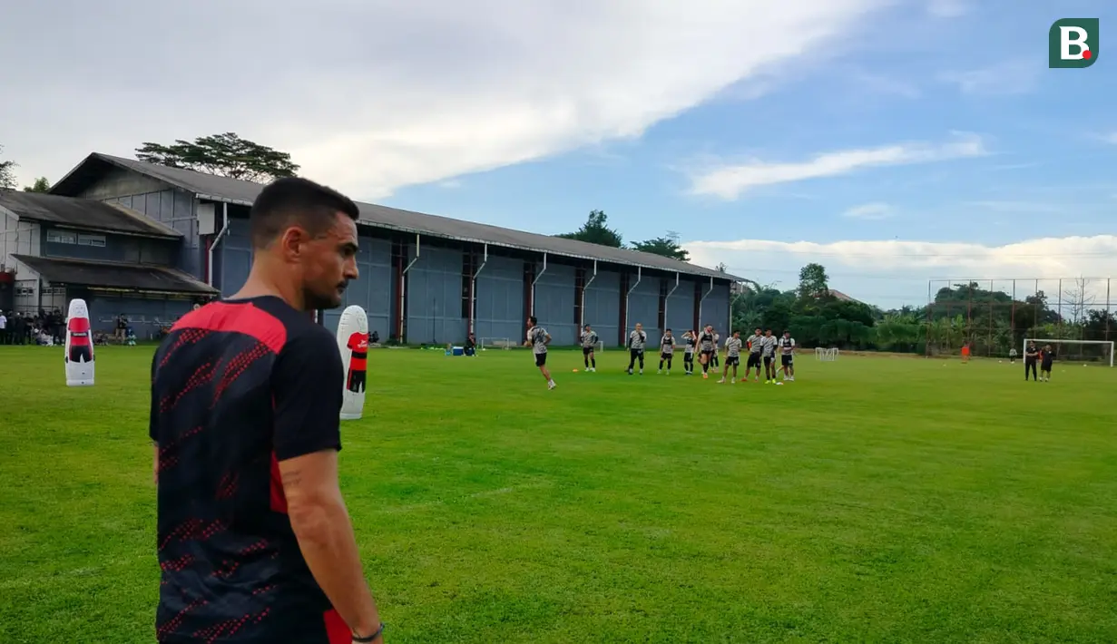 Persija Jakarta tidak dalam kondisi ideal secara performa jelang melawan Persib. Pada laga pekan ke-22, Persija kalah 1-2 dari Dewa United. Sebelumnya, Persija imbang lawan PSBS Biak dan Persis Solo. (Bola.com/M Iqbal Ichsan)