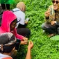 Pakar tanaman obat bersama dengan komunitas pencinta tanaman herbal menggali tanaman obat yang belum diketahui masyarakat. Mereka menjelajahi kawasan pegunungan Menoreh, tepatnya Madugondo, Suroloyo, Kulonprogo, Sabtu (27/11/2021).