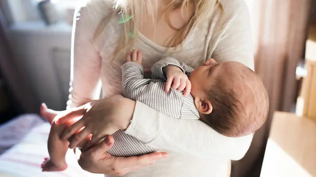 Ini Bahayanya Menggendong Bayi Sambil Diayun (Halfpoint/Shutterstock)