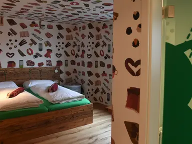 Foto yang diambil pada 30 November 2018 menunjukkan kamar hotel bernama Wursthotel di Rittersbach, Jerman. Pecinta sosis bisa menikmati hari di hotel milik tukang daging yang seluruh dekorasinya dihiasi serba motif sosis. (Christof STACHE/AFP)