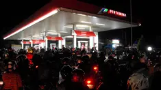 Antrean motor terlihat di salah satu pom bensin kawasan Karawang, Jumat (25/7/14) dini hari. (Liputan6.com/Miftahul Hayat)