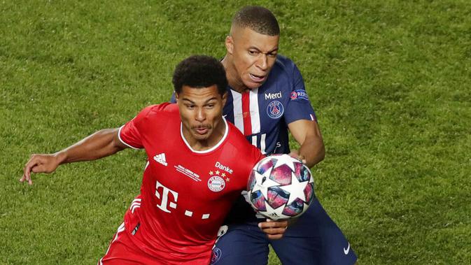 Pemain Bayern Munchen, Serge Gnabry, berebut bola dengan pemain Paris Saint-Germain (PSG), Kylian Mbappe, pada laga final Liga Champions di Stadion The Luz, Portugal, Senin (24/8/2020). Bayern Munchen menang 1-0 atas PSG. (AP/Manu Fernandez, Pool)