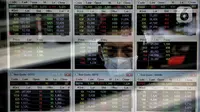Karyawan mengamati pergerakan harga saham di Profindo Sekuritas, Jakarta, Jumat (22/9/2023). (Liputan6.com/Angga Yuniar)