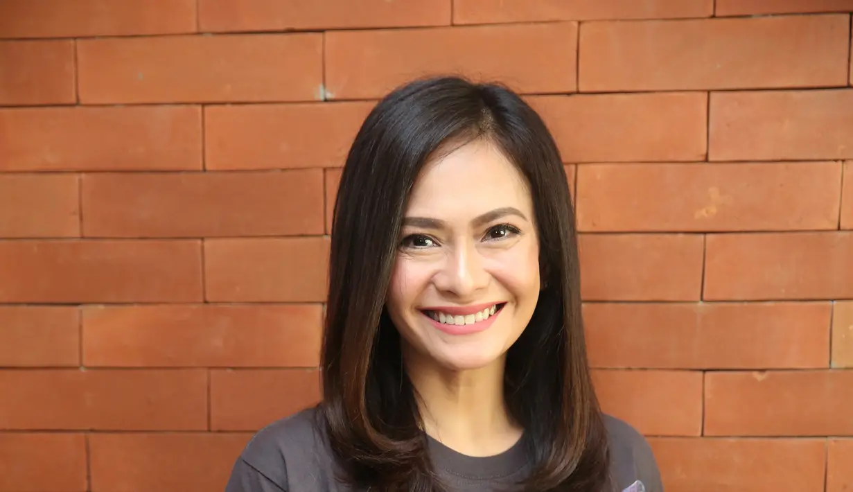 "Menurutku satu hal, attitude yang penting, attitude kerja. Bagaimana kita profesional saat kita kerja. Bagaimana menghargai pihak-pihak lain saat kita kerjasama sehingga org lain senang kerjasama dengan kita,” ungkap Ersa Mayori. (Adrian Putra/Fimela.com)