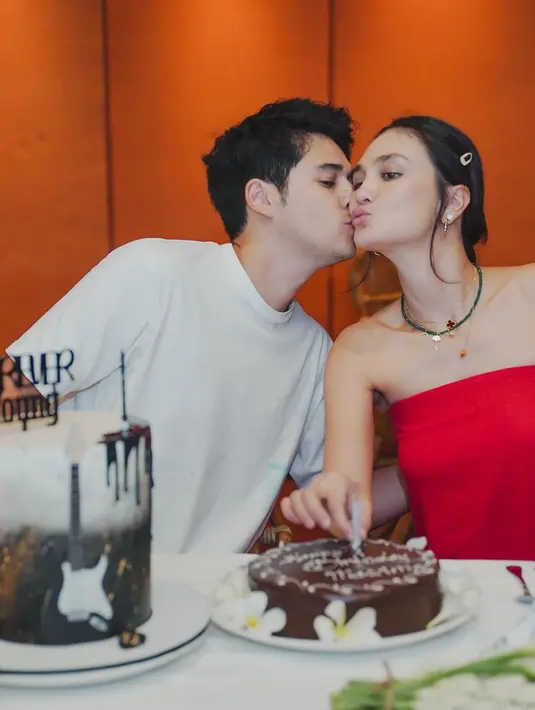 Luna Maya dan Maxime Bouttier terlihat serasi dengan busana kontras berwarna merah dan putih [@lunamaya]