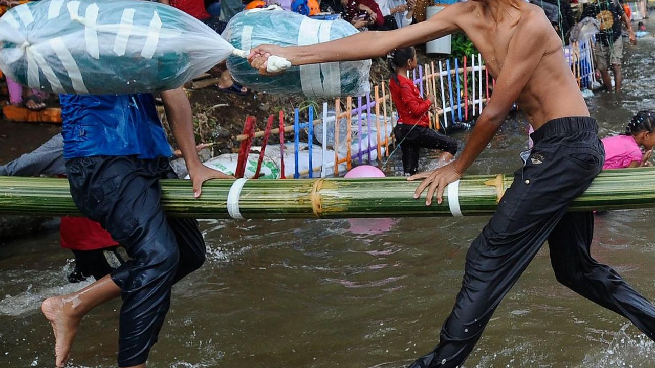 Di balik keseruannya, lomba gebuk bantal ini ternyata menyimpan makna mendalam yang sejalan dengan semangat kemerdekaan Republik Indonesia.