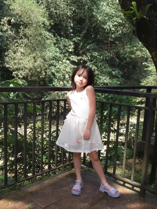 Kali ini, Gempi tampil manis dengan mini dress putih tanpa lengan, dipadu sepatu warna lilac. @gisel_la/@gadiiiing.