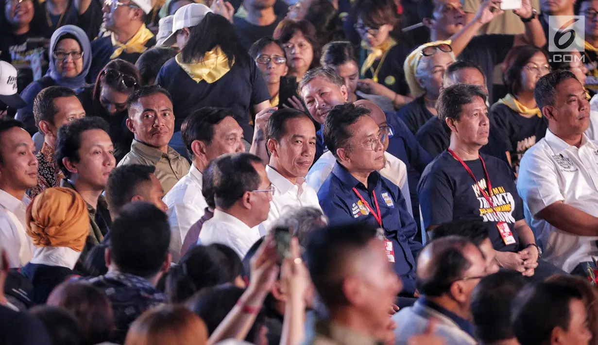 Calon presiden nomor urut 01, Joko Widodo (Jokowi) menghadiri Deklarasi Alumni Trisakti di Hall Basket, Senayan, Jakarta, Sabtu (9/2). Jokowi mendapatkan jaket jeans berwarna biru betuliskan ‘Suara Reformasi’. (Liputan6.com/Faizal Fanani)