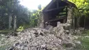 Sebuah rumah rusak setelah gempa kembar berkekuatan magnitudo 5,4 dan 5,9 di Itbayat on Pulau Batanes, Filipina (27/7/2019). Tidak ada peringatan tsunami yang dikeluarkan dalam kejadian gempa kembar tersebut. (Agnes Salengua Nico via AP)