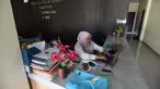 Masing-masing instansi dipersilakan mengatur sistem serta pola kerja dengan dukungan teknologi agar produktivitas tidak terganggu. Tampak dalam foto, pegawai bekerja di depan komputer dengan beberapa meja kursi yang kosong saat penerapan Work From Home (WFH) bagi Aparatur Sipil Negara (ASN) di kantor Kecamatan Limo, Depok, Jawa Barat, Jumat (10/4/2026). (merdeka.com/Arie Basuki)