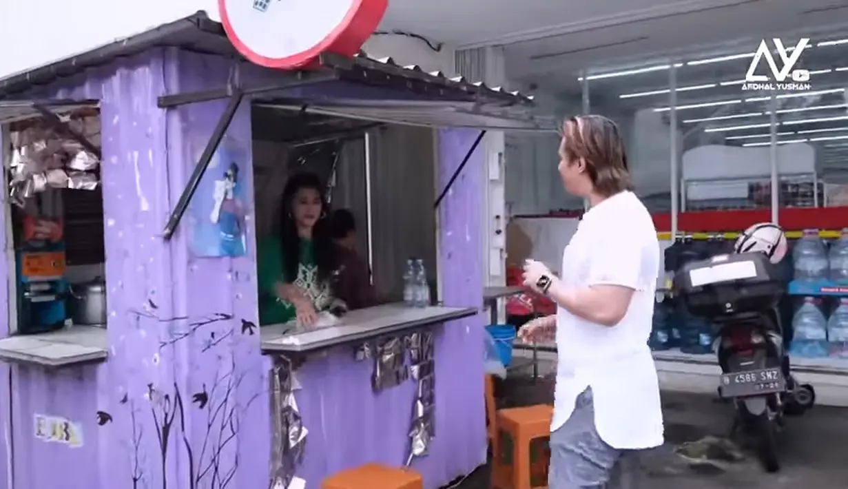 Afdhal Yusman aktor yang juga Youtuber belum lama ini menyambangi tempat usaha es boba milik Revi Mariska. Tampak artis cantik itu bersama dengan seorang karyawannya.  [Youtube/Afdhal Yusman]