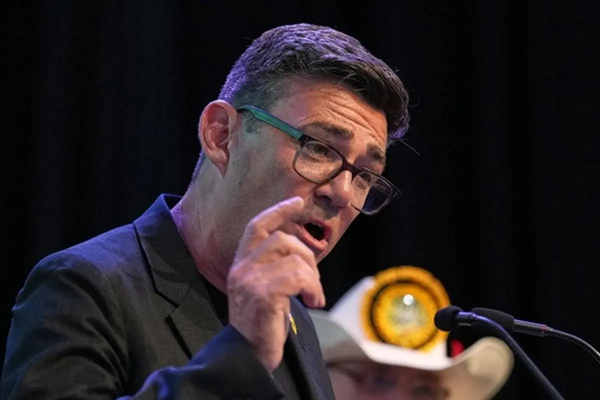 Andy Burnham dari Partai Buruh berbicara kepada para pendukungnya setelah memenangkan pemilihan sela (by-election) Makerfield di Wigan, Inggris, Jumat (19/6/2026).