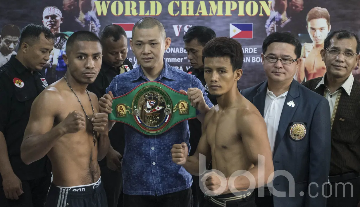 Petinju Indonesia, Defri Palulu, akan berhadapan dengan petinju Filipina, Nathan Bolcio (kanan), usai timbang badang jelang laga perebutan sabuk WBC Asia di GOR Cendrawasih, Jakarta, Jumat (19/5/2017). (Bola.com/Vitalis Yogi Trisna)