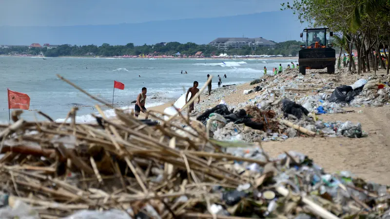 Bersih-Bersih Pantai Kuta yang Penuh Sampah