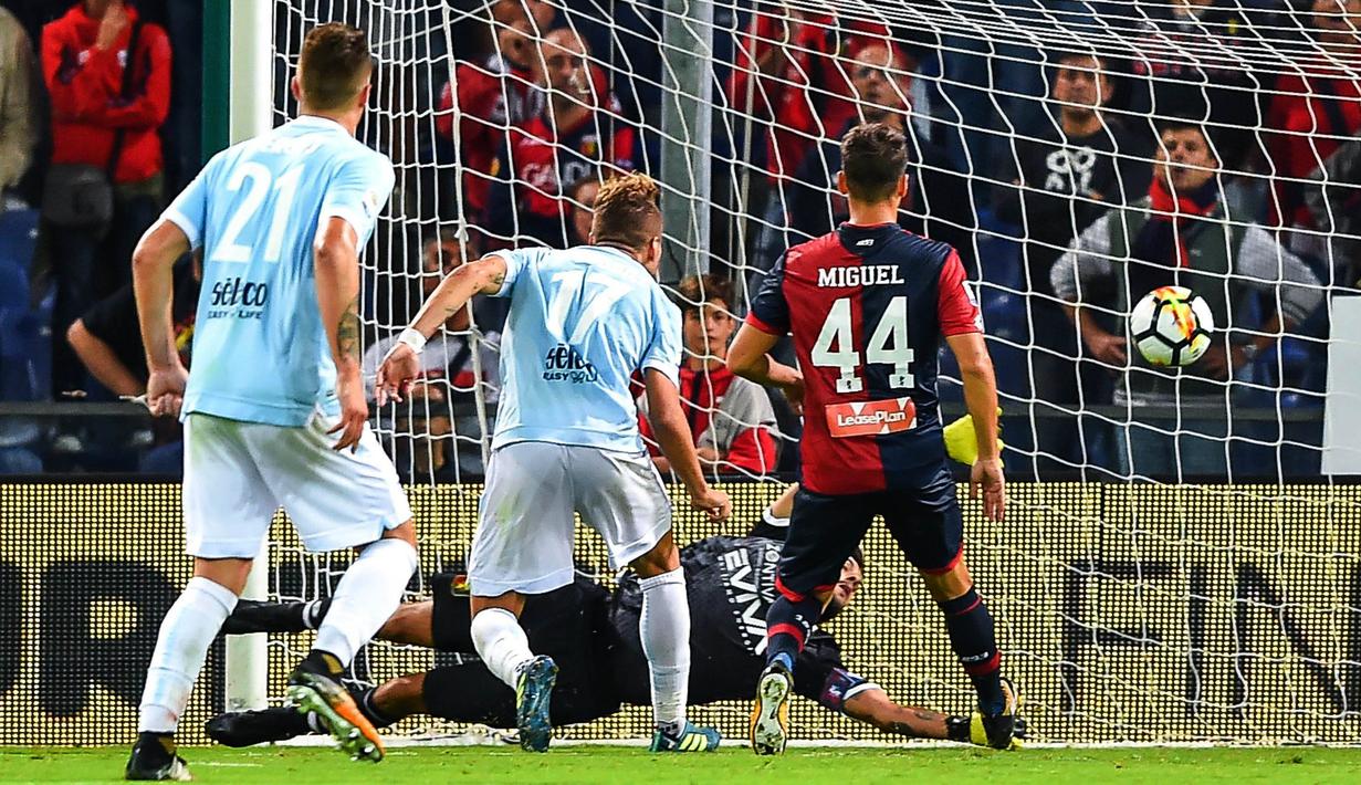 Aksi pemain Lazio, Ciro Immobile (2kiri) saat mencetak gol ke gawang Genoa pada lanjutan Serie A Italia di Luigi Ferraris Stadium, Genoa, (17/9/2017).  Lazio menang 3-2. (Simone Arveda/ANSA via AP)
