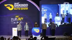 Ketua Umum Gaikindo Yohannes Nangoi (kedua kiri), Menko Bidang Perekonomian Airlangga Hartarto bersama Menteri Perindustrian Agus Gumiwang membuka pameran otomotif Gaikindo Indonesia International Auto Show (GIIAS) 2021 di ICE BSD, Tangerang Selatan, Kamis (11/11/2021). (Liputan6.com/Angga Yuniar)